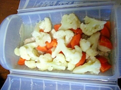 ルクエで作る☆カリフラワーとにんじんの温野菜サラダ